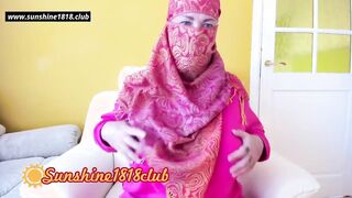شرموطه سوريا ممحونه فاتحه لايف و قعده عماله تهز ف سكس مصري ي بزازها و تلعب في الحلمه وهي بتحسس علي كسها الممحون