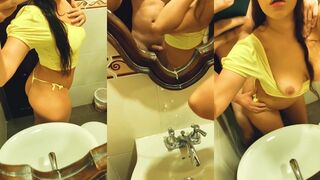 القحبه المصريه ساره الممحونه ماسكه التلفون بتصور نفسها و سكس مصري  هي في الحمام و كسها مفشوخ نيك عنيف من حبيبها الزبير