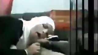 شرموطه مصريه بالعبايه و الحجاب و ركبه علي زبر الزبون الفحل فاشخ  سكس مصري كسها نيك عنيف اللبوه طلعت زبر من كسها و نزلت لحس فيه