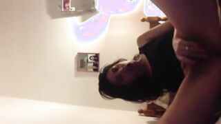 مارينا المسيحيه الممحونه بتكلم صاحبها المصري و قعده قدام ا سكس مصري لكاميرا فشخلوا رجلها و هري كسها نيك ب ازازة الاسبراي