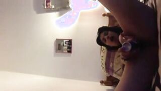مارينا المسيحيه الممحونه بتكلم صاحبها المصري و قعده قدام ا سكس مصري لكاميرا فشخلوا رجلها و هري كسها نيك ب ازازة الاسبراي