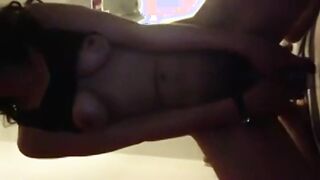 مارينا المسيحيه الممحونه بتكلم صاحبها المصري و قعده قدام ا سكس مصري لكاميرا فشخلوا رجلها و هري كسها نيك ب ازازة الاسبراي