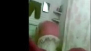 جوز امي خلاني واقفه بطبق الهدوم خلعني البنطلون و نزل لحس ومص في كس سكس مصري ي خلاني نزلتهم علي لسانوا فضل يمشي زبر علي شفايف كسي