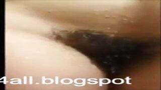 المموس بعد ما عشيقها خلص نيك فيها دخل عليها الحمام و سكس مصري هي بتاخد دش بصورها وهي عريانه و بتلعب في كسها المشعر