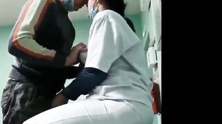 الممرضه الامريكيه القحبه لم كشفت علي المريض عجبها زبر ف سكس مصري ضلت تهيج فيها لحد ما قعدها علي سرير الكشف و فشخ كسها