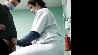 الممرضه الامريكيه القحبه لم كشفت علي المريض عجبها زبر ف سكس مصري ضلت تهيج فيها لحد ما قعدها علي سرير الكشف و فشخ كسها