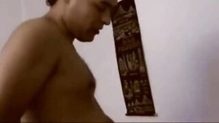 الشرموطه نايمه علي الارض عريانه ملط و جوزها عمال ي سكس مصري نكها واهله قعدين يتفرجوا عليهم و يضحكوا فشخ كسها نيك