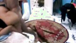 المموس رشا الممحونه قعده تتشرمط علي حبيبها و تتعالق ومت سكس مصري عرفش انوا بيصورها مسكها في الارض فشخ كسها الهايج نيك