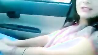 القحبه العراقيه قعده جنب حبيبها في العربيه قالها عا سكس مصري يز اشوف كسك المموس خلعت البنطلون و فضل يبعبص في كسها