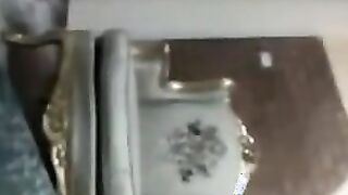 مرات اخويا الهايجه استغلت غياب اخويا و جبتني الشقه عندها تغ سكس مصري ريني اللبوه قعده قدام بطقم الداخلي بتفرجني علي جسمها