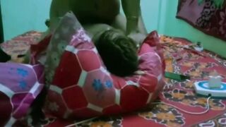 العرص غفل عشيقتوا و صورها فيديو و هو فاشخ بزازها مص  سكس مصري و لحس و بيبعبص في كسها الممحون القحبه كسها اتفشخ نيك