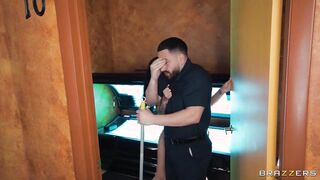 المموس دخلت غرفة السوناء لم حست ان كسها هايج و عاي سكس مصري زه تريح نفسها بزبر الصناعي المدرب شافها دخل فشخ كسها