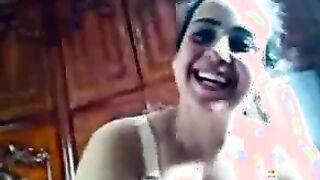 العنتيل بيصور المموس عشيقتوا وهي في بيتها ونزله م سكس مصري ص ولحس في زبر وعماله تتشرمط و تتعالق عليه قحبه مصريه