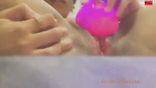 الشرموطه الحيحانه قعده فاتحه بتكلم صاحبها الزبير و بتفر سكس مصري جوا علي كسها الهايج وهي حط جهاز مساج البشره علي كسها