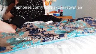 المموس الحيحانه خلات جوزها قاعد ما سك التلفون دخلت عليه سكس مصري  و كسها هايج و عايزه تتناك فضلت تلعب في زبر و بضانوا
