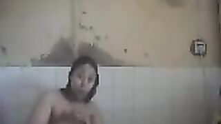 قحبه مصريه ممحونه بتكلم حبيبها فيديو كوول وهي في الح سكس مصري مام عريانه ملط و واقفه تحت الدش عماله تعصر في بزازها