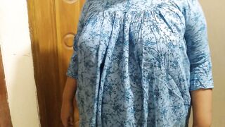 العنتيل ماسك لبوه مربربه تخين فشخ و عماله تهز في ط سكس مصري يزها الكبيره فلقسها علي الحيطه و فشخ كسها الهايج نيك