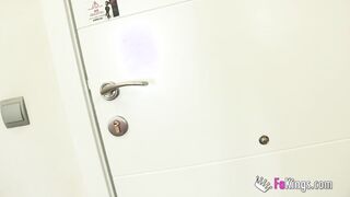 العنتيل طلب شرموطه من الفندق طلعتلوا مموس ومعاها  سكس مصري الديوث بتاعها لبست الزبون الكاندوم و فشخ كسها الهايج