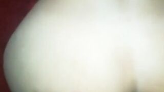 اللبوه الممحونه ناديه نايمه علي بطنها مفلقس طيزها المربربه و  سكس مصري فشخاها بايدها و العنتيل نازل رزع بزبر في كسها الهايج