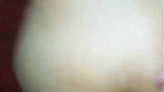 اللبوه الممحونه ناديه نايمه علي بطنها مفلقس طيزها المربربه و  سكس مصري فشخاها بايدها و العنتيل نازل رزع بزبر في كسها الهايج