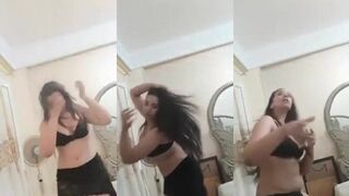 فضيحة شرموطة التيك توك الممحونه ساره الهايجه بترق سكس مصري ص ل السعودي بطقم داخلي اسود فاجر و عماله تتعالق عليه