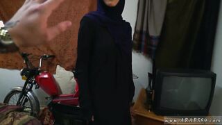العنتيل شقط لبوه الممحونه من الشارع و خدها علي ا سكس مصري لشقه يدلع كسها  و يريح زبر جواها فشخ كسها الهايج نيك