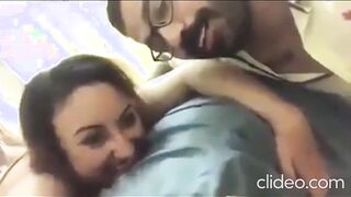 الديوث بيصور الشرموطه بتاعتوا وهي نايمه علي بطنها سكس مصري  و العنتيل راكب فوقيها فاشخ كسها الهايج نيك عنيف فشخ