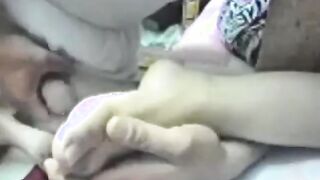 الجزء التاني المموس الحيحانه نايمه و الزبير واقف ق سكس مصري دامهم بيلعب في رجلها و صوابعها بزبر لحد ما نزل لبنوا