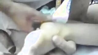 الجزء التاني المموس الحيحانه نايمه و الزبير واقف ق سكس مصري دامهم بيلعب في رجلها و صوابعها بزبر لحد ما نزل لبنوا
