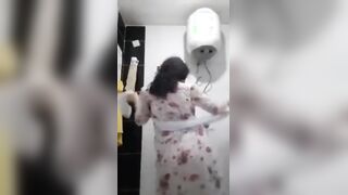 مموس اندر ايدج صغيره في السن كسها مشعر دخلت الحمام تكلم صاح سكس مصري بها فيديو كوول وهي عريانه ملط و بترقصلوا وتهز بزازها
