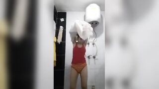 مموس اندر ايدج صغيره في السن كسها مشعر دخلت الحمام تكلم صاح سكس مصري بها فيديو كوول وهي عريانه ملط و بترقصلوا وتهز بزازها