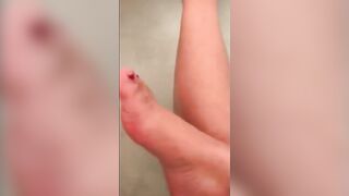 الشرموطه فاتن الممحونه ام كس شرقان قعده في البانيو بت سكس مصري صور رجليها فيديو ل عشيقها يضرب عليها عشره و يمتع زبر