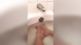 الشرموطه فاتن الممحونه ام كس شرقان قعده في البانيو بت سكس مصري صور رجليها فيديو ل عشيقها يضرب عليها عشره و يمتع زبر