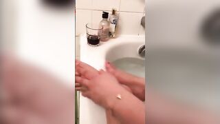 الشرموطه فاتن الممحونه ام كس شرقان قعده في البانيو بت سكس مصري صور رجليها فيديو ل عشيقها يضرب عليها عشره و يمتع زبر