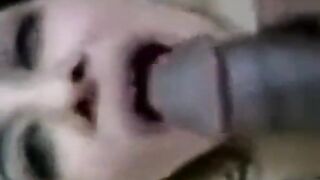 المعلم محمود خد اللبوه جارتوا و طلع بيها علي شقة وا سكس مصري حد صاحبوا مسكها فشخ كسها نيك و طلع زبر حطوا في بوقها