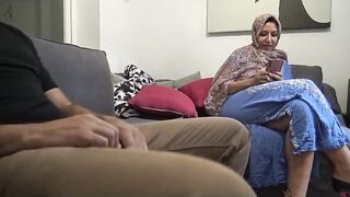 المموس السعوديه قعده علي الكنبه و جوزها قاعد قدامها سكس مصري  بيفرك في زبر و يفعص في بضانوا قام طير لبنوا في وشها
