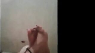 الفحل قافش المموس و رابط رجلها و عمال يضرب فيها و سكس مصري  يشتمها اللبوه بتهيج بتضرب و الاهانه قحبه ممحونه فشخ