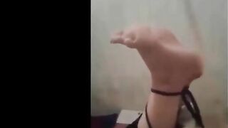 الفحل قافش المموس و رابط رجلها و عمال يضرب فيها و سكس مصري  يشتمها اللبوه بتهيج بتضرب و الاهانه قحبه ممحونه فشخ