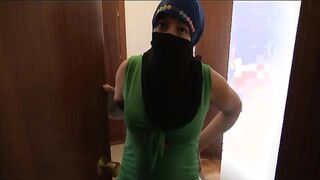 الشرموطه الحيحانه فتحت ل بتاع الدليفري و هي كسها باين القحبه ع سكس مصري زمتوا علي كسها الممحون و نزلت مص ولحس في زبر وبضانوا