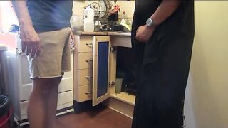 المموس فاتحه لايف نااار وهي جايبه سباك يصلح حوض المطبخ كل  سكس مصري ما يديها ظهروا تظهر كسها و تقعد تلعب فيه قحبه سعوديه