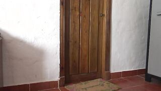 القحبه الممحونه طلبت اوردار و مكنش معاها فلوس تحاسب سكس مصري  اتفقت مع الدليفري تريحوا زبر و تمتعوا بتمن الاوردار