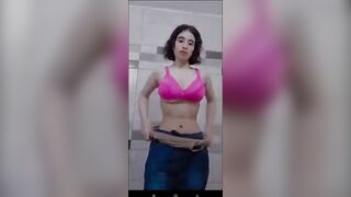 الشرموطه ندي الحيحانه بتكلم صاحبها فيديو كووول بتفرج سكس مصري وا علي بزازها الصغيره وهي عماله تعصر فيهم قحبه مصريه