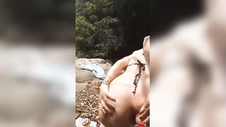 القحبه الهايجه طلعت مصيف مع حبيبها و هاجوا علي ب سكس مصري عض خدها في حته فاضيه و فشخ كسها الممحون نيك من الاخر