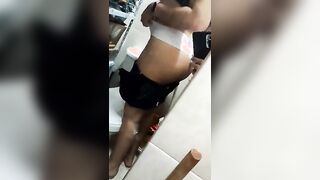 فتاة المصنع الممحونه دخلت حمام المصنع مع حبيبها اللي شغال معا سكس مصري ها مسكها فوق التوايلت فشخ كسها نيك و نزل لبنوا جواها