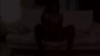 الشرموطه الافريقيه القحبه لابس طقم اسود جامد نيك و عما سكس مصري له تمشي ايدها  علي جسمها و تتعالق دخل الفحل فشخ كسها
