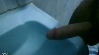 الفحل السعودي بيصور زبر فيديو للمموس صاحبتوا وهو في  سكس مصري الحمام و عمال يفرك في زبر لحد ما نزل لبنوا فحل سعودي
