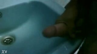 الفحل السعودي بيصور زبر فيديو للمموس صاحبتوا وهو في  سكس مصري الحمام و عمال يفرك في زبر لحد ما نزل لبنوا فحل سعودي