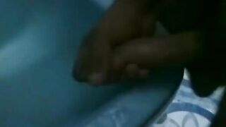 الفحل السعودي بيصور زبر فيديو للمموس صاحبتوا وهو في  سكس مصري الحمام و عمال يفرك في زبر لحد ما نزل لبنوا فحل سعودي
