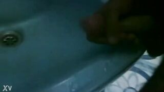 الفحل السعودي بيصور زبر فيديو للمموس صاحبتوا وهو في  سكس مصري الحمام و عمال يفرك في زبر لحد ما نزل لبنوا فحل سعودي