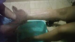 الملكه ساره الهايجه قعده علي السرير و الكلب بتاعها الخول  سكس مصري قاعد تحت رجلها بيبوس في رجلها و بيلحس في صوابع رجلها